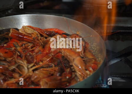 La nourriture péruvienne, les crevettes sucer. Plat typique de la cuisine Péruvienne. Banque D'Images