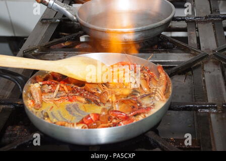 La nourriture péruvienne, les crevettes sucer. Plat typique de la cuisine Péruvienne. Banque D'Images