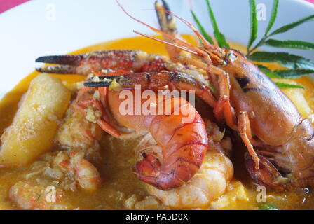 La nourriture péruvienne, les crevettes sucer. Plat typique de la cuisine Péruvienne. Banque D'Images