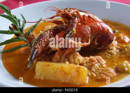 La nourriture péruvienne, les crevettes sucer. Plat typique de la cuisine Péruvienne. Banque D'Images