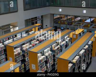 Rangées de livres parmi les cheminées de la Bibliothèque publique de San Francisco Civic Center lieu Banque D'Images