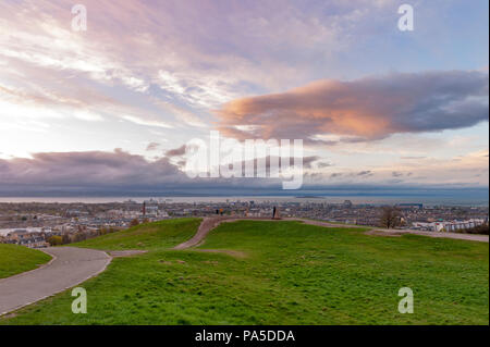 Le paysage de la colline Calton Hill pendant le coucher du soleil avant la pluie, surplombant la ville d'Édimbourg et de la mer du Nord, Écosse, Royaume-Uni Banque D'Images