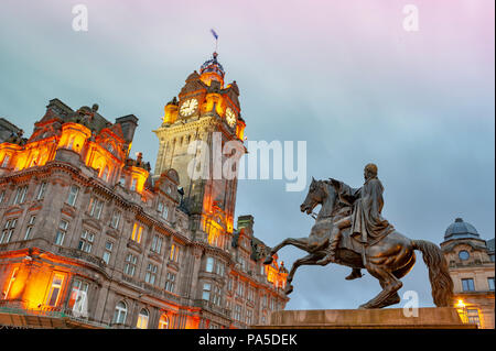 Sculpture en bronze de l'Iron Duke par John Steell en face des Archives nationales d'Écosse, en face de l'Hôtel Balmoral sur Princess Street, Édimbourg Banque D'Images