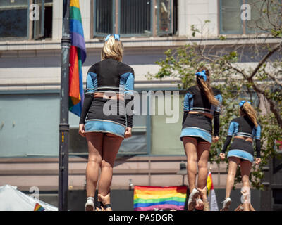 Coquille de meneurs faisant stands lors d'une performance à un obèse Pride Parade Banque D'Images