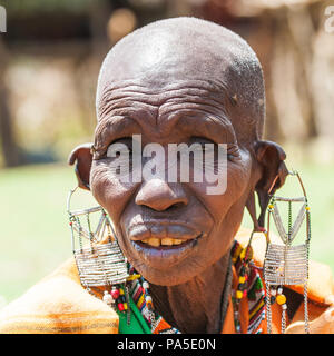 AMBOSELI, KENYA - 10 octobre 2009 : Portrait d'une femme extraordinaire Massai non identifiés avec de lourdes boucles au Kenya, 10 Oct 2009. Massai personnes ar Banque D'Images