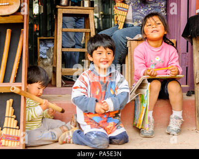 Pérou - Novembre 3, 2010 : Trois enfants jouer dans leur undentified père shop au Pérou, Nov 3, 2010. Plus de 50 pour cent des personnes au Pérou vivent sous le Banque D'Images