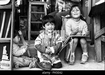 Pérou - Novembre 3, 2010 : Trois enfants jouer dans leur undentified père shop au Pérou, Nov 3, 2010. Plus de 50 pour cent des personnes au Pérou vivent sous le Banque D'Images