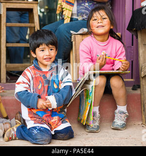 Pérou - Novembre 3, 2010 : Trois enfants jouer dans leur undentified père shop au Pérou, Nov 3, 2010. Plus de 50 pour cent des personnes au Pérou vivent sous le Banque D'Images