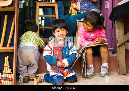 Pérou - Novembre 3, 2010 : Trois enfants jouer dans leur undentified père shop au Pérou, Nov 3, 2010. Plus de 50 pour cent des personnes au Pérou vivent sous le Banque D'Images