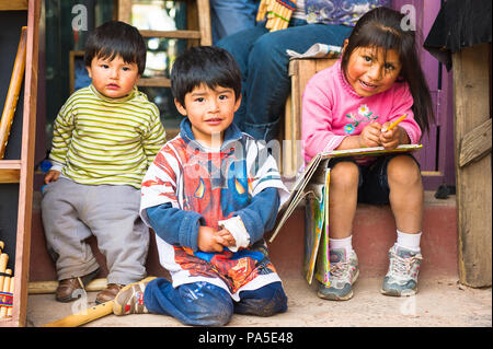 Pérou - Novembre 3, 2010 : Trois enfants jouer dans leur undentified père shop au Pérou, Nov 3, 2010. Plus de 50 pour cent des personnes au Pérou vivent sous le Banque D'Images