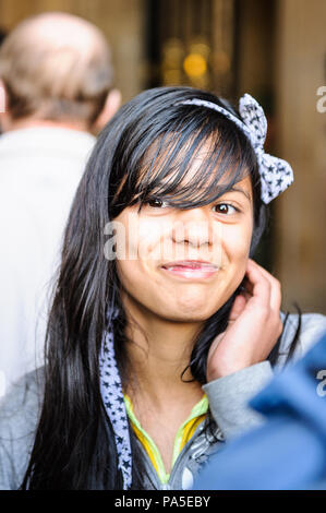 La VILLE DE MEXICO, MEXIQUE - DEC 29, 2011 : portrait smiling girl mexicaine non identifiés. 60  % des Mexicains appartiennent au groupe ethnique Mestizo Banque D'Images
