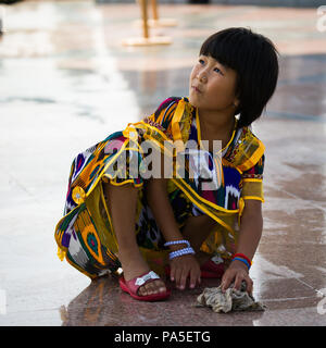 Tachkent, Ouzbékistan - Juin 12, 2011 non identifié : l'Ouzbek fille nettoie le plancher en Ouzbékistan, Jun 12, 2011. 81  % des personnes appartiennent à l'Ouzbékistan en Uzb Banque D'Images