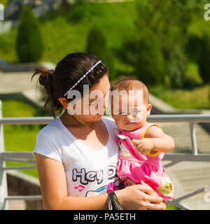 Tachkent, Ouzbékistan - 12 juin 2011 : une femme ouzbèke non identifiés tient son petit bébé en Ouzbékistan, Jun 12, 2011. 81  % des personnes appartiennent en Ouzbékistan Banque D'Images