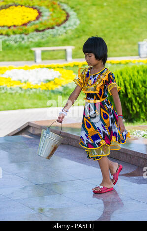 Tachkent, Ouzbékistan - Juin 12, 2011 non identifié : l'Ouzbek fille nettoie le plancher en Ouzbékistan, Jun 12, 2011. 81  % des personnes appartiennent à l'Ouzbékistan en Uzb Banque D'Images