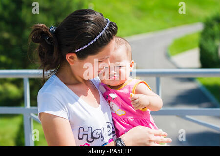 Tachkent, Ouzbékistan - 12 juin 2011 : une femme ouzbèke non identifiés tient son petit bébé en Ouzbékistan, Jun 12, 2011. 81  % des personnes appartiennent en Ouzbékistan Banque D'Images