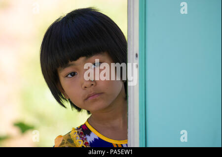 Tachkent, Ouzbékistan - 12 juin, 2011 : Portrait d'une belle fille de l'Ouzbékistan ouzbek, Jun 12, 2011. 81  % des personnes en Ouzbékistan appartiennent à l'Ouzbek et Banque D'Images