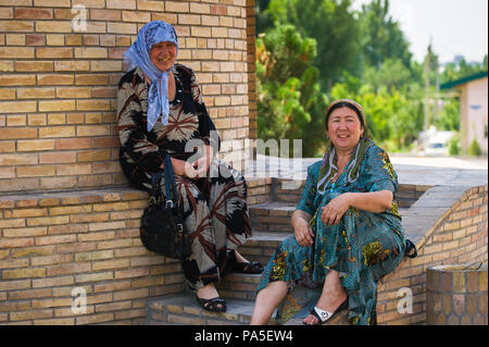 Tachkent, Ouzbékistan - 12 juin 2011 : deux dames s'asseoir et parler dans la rue en Ouzbékistan, Jun 12, 2011. 81  % des personnes appartiennent à l'ouzbek En Ouzbékistan Banque D'Images