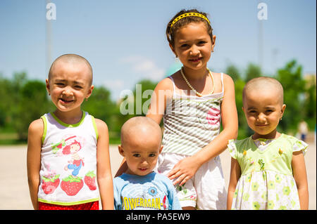 Tachkent, Ouzbékistan - 12 juin, 2011 : filles ouzbèkes non identifiés pour l'appareil-photo sourire en Ouzbékistan, Jun 12, 2011. 81  % des personnes en Ouzbékistan appartiennent t Banque D'Images