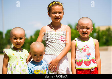 Tachkent, Ouzbékistan - 12 juin, 2011 : filles ouzbèkes non identifiés pour l'appareil-photo sourire en Ouzbékistan, Jun 12, 2011. 81  % des personnes en Ouzbékistan appartiennent t Banque D'Images