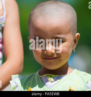 Tachkent, Ouzbékistan - Juin 12, 2011 : petite fille a souri ouzbek non identifiés pour l'appareil photo en Ouzbékistan, Jun 12, 2011. 81  % des personnes appartiennent à l'homme en Ouzbékistan Banque D'Images