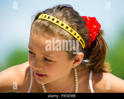 Tachkent, Ouzbékistan - 12 juin, 2011 : Portrait d'une belle fille ouzbek, Jun 12, 2011. 81  % des personnes en Ouzbékistan appartiennent à l'ethnie ouzbèke Banque D'Images