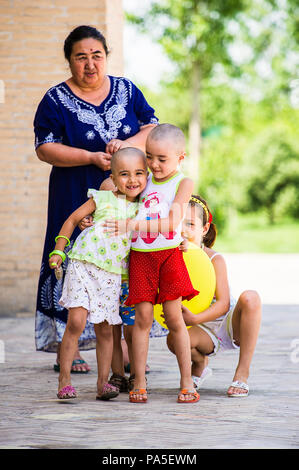 Tachkent, Ouzbékistan - 12 juin 2011 : les enfants ouzbeks non identifiés en Ouzbékistan, 12 juin 2011. 81  % des personnes appartiennent à l'Ouzbékistan en grou ouzbèque Banque D'Images