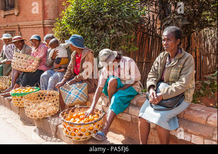 ANTANANARIVO, MADAGASCAR - 30 juin 2011 : Madagascar non identifiés des femmes vendent des pommes et autres fruits au marché. Les gens à Madagascar souffrent de pov Banque D'Images