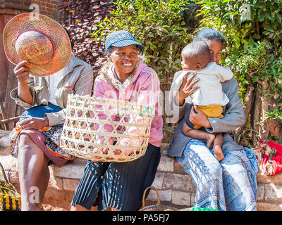 ANTANANARIVO, MADAGASCAR - 30 juin 2011 : Madagascar non identifiés des femmes vendent des pommes et autres fruits au marché. Les gens à Madagascar souffrent de pov Banque D'Images