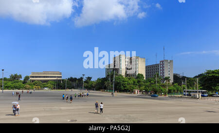 Les touristes flânant dans les vastes espaces de la Plaza de la Revolución, Place de la révolution avec les ofices, La Havane, Cuba Banque D'Images