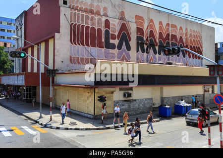 La Rampa et Centre Commercial Street dans le quartier Vedado de La Havane, Cuba Banque D'Images