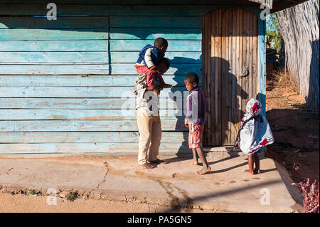 ANTANANARIVO, MADAGASCAR - le 3 juillet 2011 Non identifié : Madagascar père et ses enfants dans la rue. Les gens souffrent de la pauvreté à Madagascar en raison de Banque D'Images