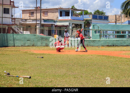 Les enfants et les adolescents jouer dans un match de baseball pour la sélection de l'équipe de baseball Mantanzas sol, Cuba Banque D'Images