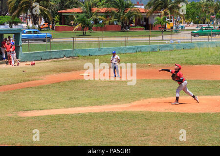 Les enfants et les adolescents jouer dans un match de baseball pour la sélection de l'équipe de baseball Mantanzas sol, Cuba Banque D'Images