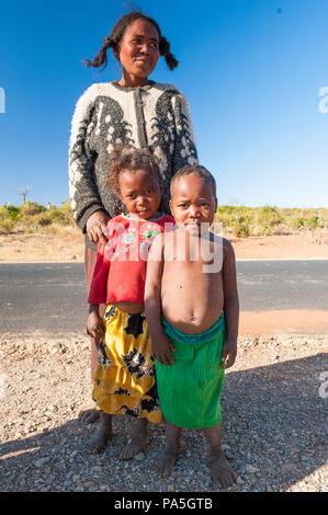 ANTANANARIVO, MADAGASCAR - le 3 juillet 2011 Non identifié : Madagascar femme et ses enfants à rester près de la route. Les gens souffrent de la pauvreté à Madagascar en raison Banque D'Images