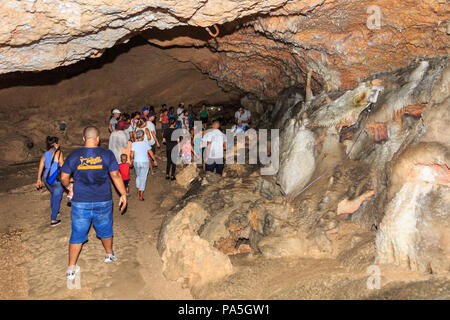 Gens en tournée de Cuevas Bellamar Caves, 1.5Km grotte système et attraction touristique près de Matanzas, Cuba Banque D'Images