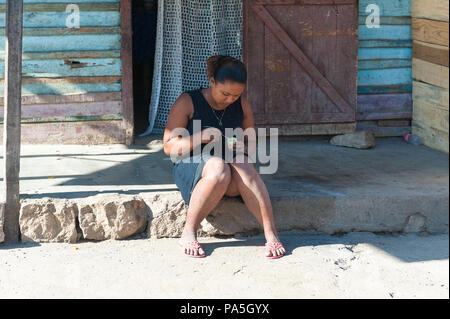 ANTANANARIVO, MADAGASCAR - Juillet 3, 2011 : Madagascar femme non identifiés. Yaourt mange Les gens souffrent de la pauvreté à Madagascar en raison de la lenteur du développement de Banque D'Images