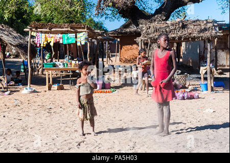 ANTANANARIVO, MADAGASCAR - Juillet 3, 2011 : les enfants Madagascar non identifiés dans la rue. Les gens souffrent de la pauvreté à Madagascar en raison de la lenteur de la mis Banque D'Images