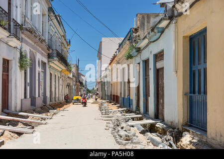 Scène de rue, de nouvelles canalisations d'eau étant installé dans une rue avec des maisons de la région de Matanzas, Cuba Banque D'Images