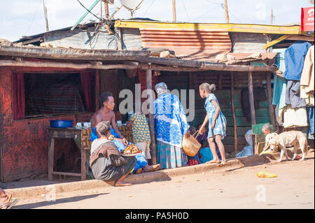 ANTANANARIVO, MADAGASCAR - Juillet 3, 2011 : Madagascar personnes non identifiées dans la rue. Les gens souffrent de la pauvreté à Madagascar en raison de la lenteur du développement Banque D'Images