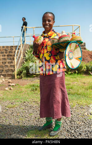 OMO, ETHIOPIE - 20 septembre 2011 : Unidentified femme éthiopienne vend des vases traditionnels et porte des vêtements traditionnels. La population en Éthiopie souffrent de po Banque D'Images