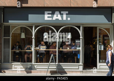 Rue haute chaîne manger sandwich annoncer qu'ils sont à près de 10  % de leurs magasins, se concentrant plutôt sur les transports publics tels que les gares et aéroports. Manger actuellement environ 110 points de vente, avec des sites à Cardiff et Glasgow étant parmi les fermetures. Avec : Atmosphère, voir Où : London, England, United Kingdom Quand : 19 Juin 2018 Crédit : Wheatley/WENN Banque D'Images