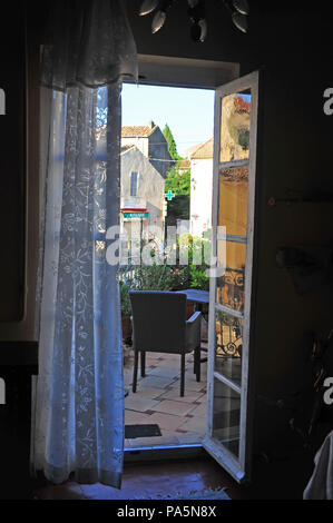 Tôt le matin à la recherche d'une fenêtre ouverte et volets conduisant à l'extérieur Balcon dans une grande maison de village français Banque D'Images