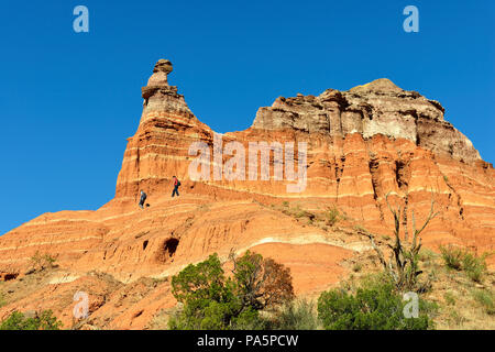 Randonneurs sur le sentier Light House, Rock Formation, Palo Duro Canyon State Park, Texas, États-Unis Banque D'Images