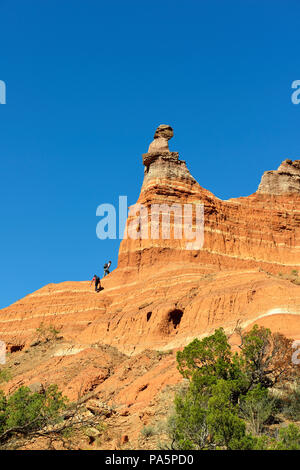 Randonneurs sur le sentier Light House, Rock Formation, Palo Duro Canyon State Park, Texas, États-Unis Banque D'Images