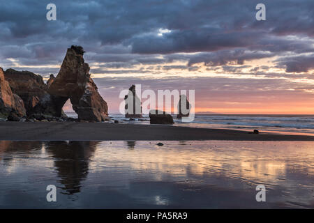 Falaises Blanches rock formation, Coucher de soleil, Tongaporutu, Taranaki, île du Nord, Nouvelle-Zélande Banque D'Images