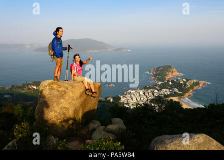 Les randonneurs sur la roche, de Dragons Retour Trail, vue sur Shek O Bay, Hong Kong, Chine Banque D'Images
