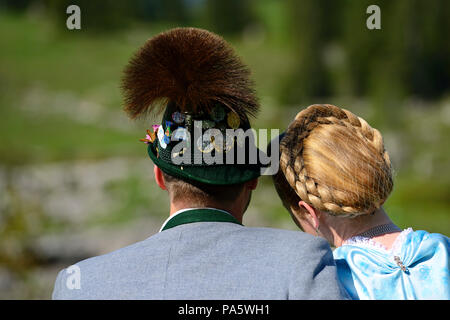 Couple en costume traditionnel bavarois avec chapeau tyrolien de derrière, close-up, Reit im Winkl, Bavière, Allemagne Banque D'Images