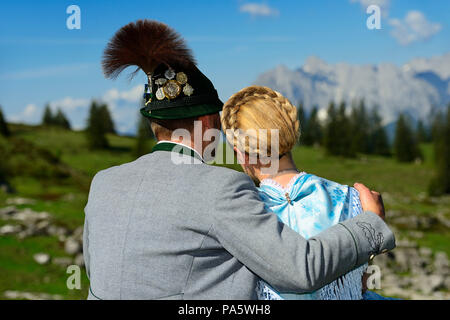 Couple en costume traditionnel bavarois avec chapeau tyrolien de derrière, Derrière, Eggenalm Wilder Kaiser, Reit im Winkl, Bavière Banque D'Images