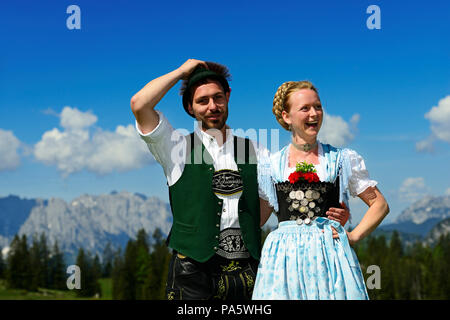Quelques Lachenses en costume traditionnel bavarois sur le Eggenalm Wilder Kaiser, derrière, Reit im Winkl, Bavière, Allemagne Banque D'Images