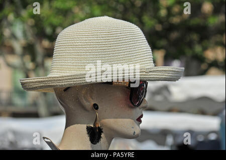 Women's Hat sur la tête d'une female mannequin dans le marché à Béziers, France Banque D'Images